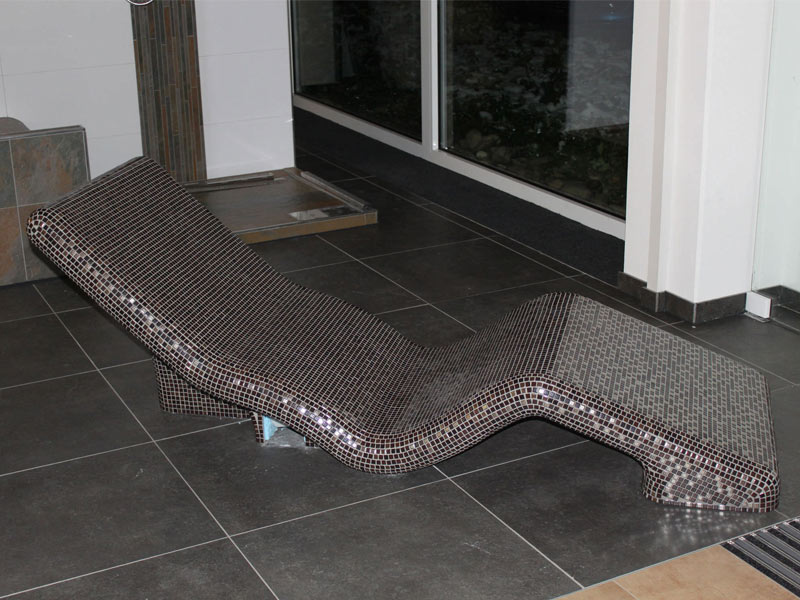 khema-srl-galleria-chaise-longue-in-cemento-con-mosaico-spa-sistemi-di-riscaldamento-elettrico